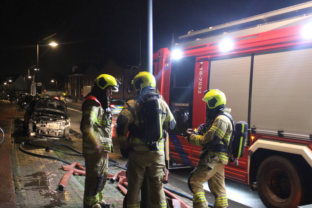 Autobrand mogelijk door vuurwerk