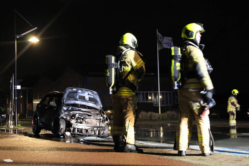 Autobrand mogelijk door vuurwerk