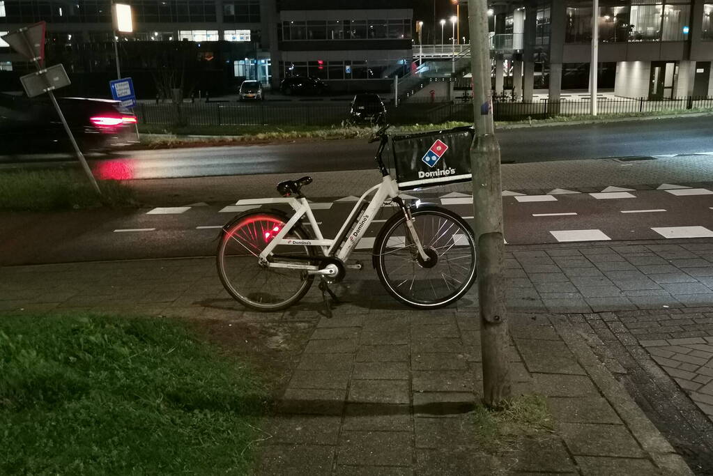 Maaltijdbezorger aangereden door auto