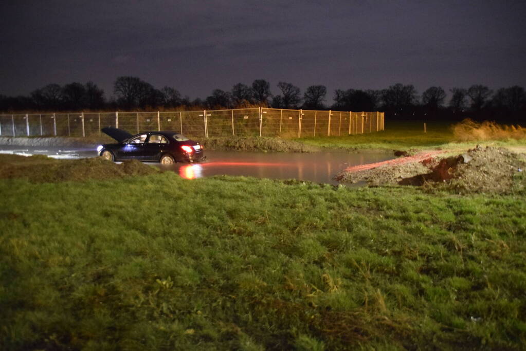 Auto belandt in weiland door navigatie