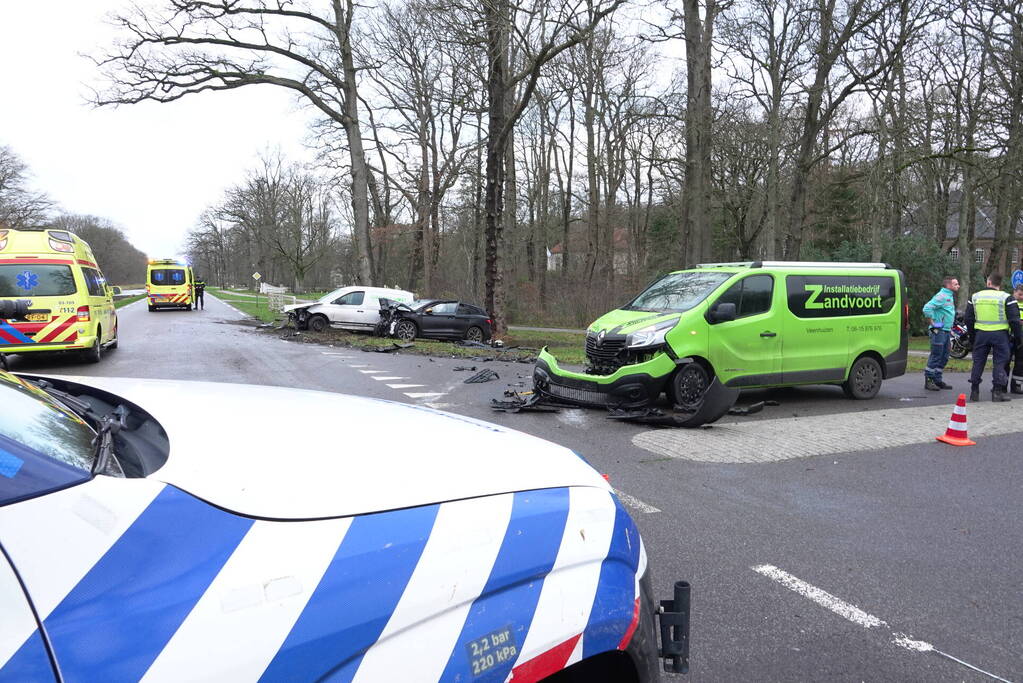 Flinke ravage bij botsing tussen drie voertuigen