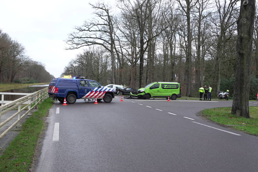 Flinke ravage bij botsing tussen drie voertuigen