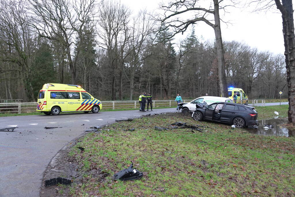 Flinke ravage bij botsing tussen drie voertuigen