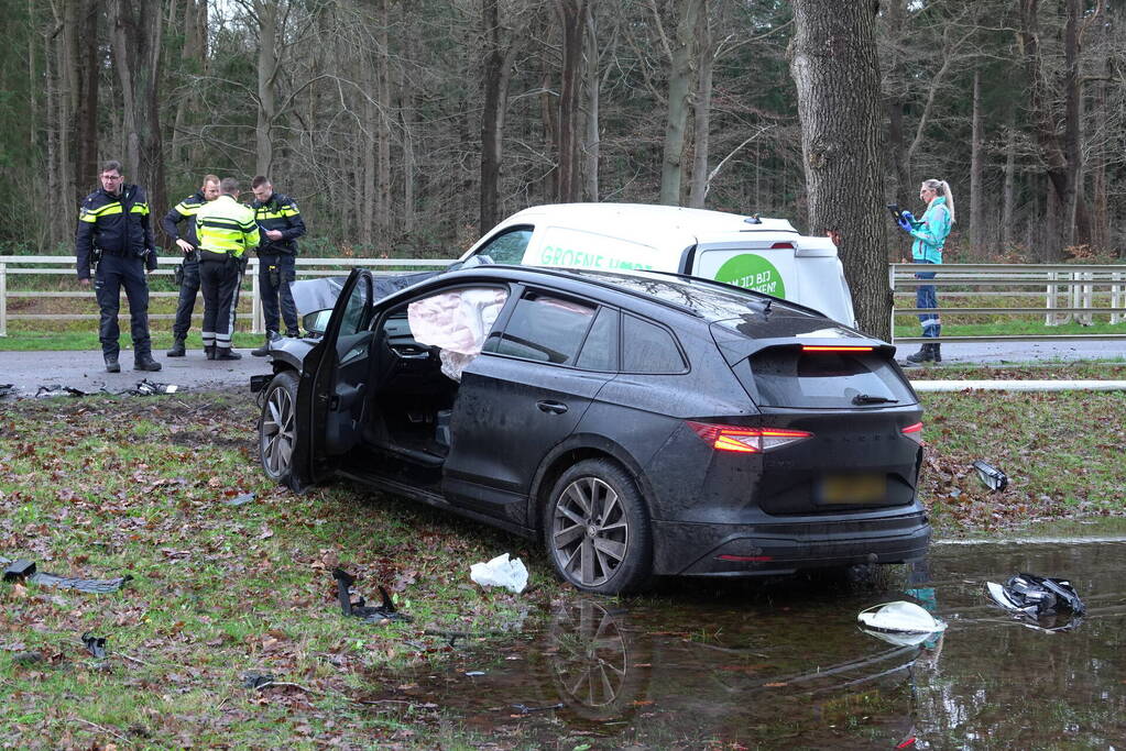 Flinke ravage bij botsing tussen drie voertuigen