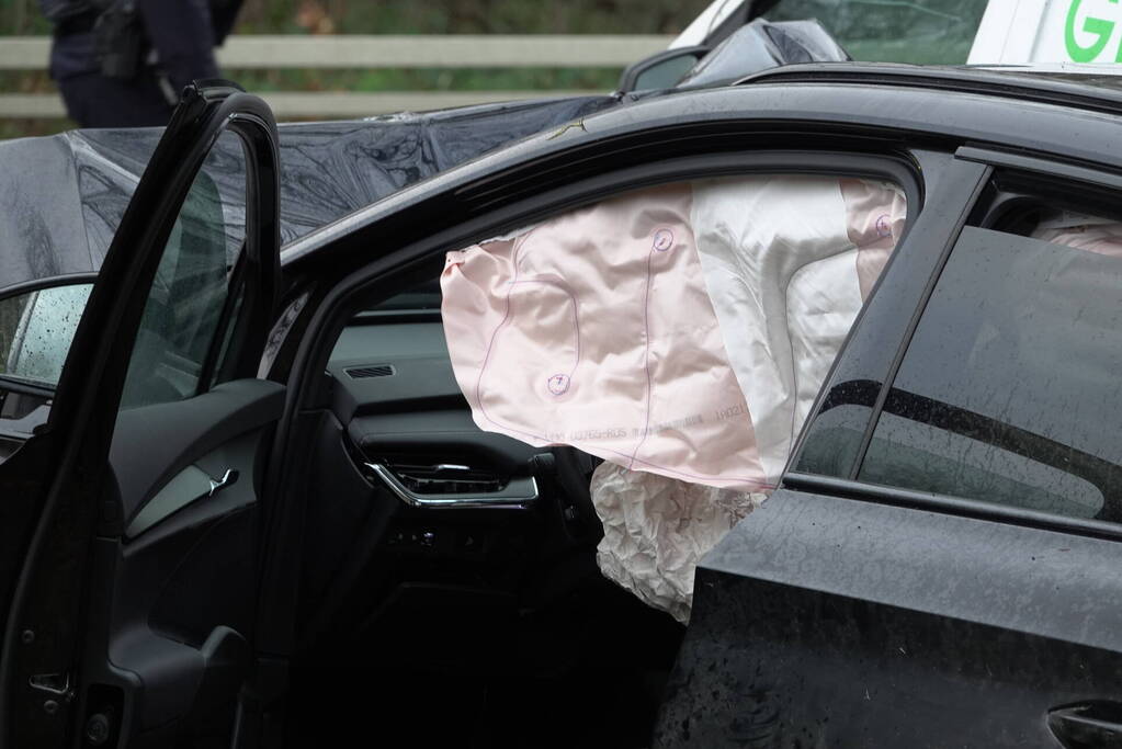 Flinke ravage bij botsing tussen drie voertuigen