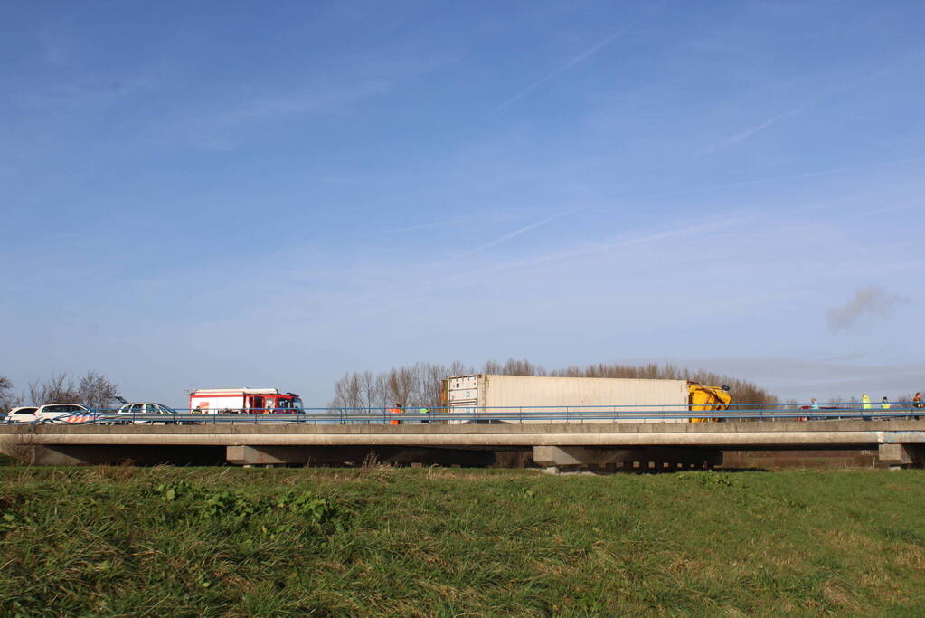 Vrachtwagen gekanteld na ongeval met auto