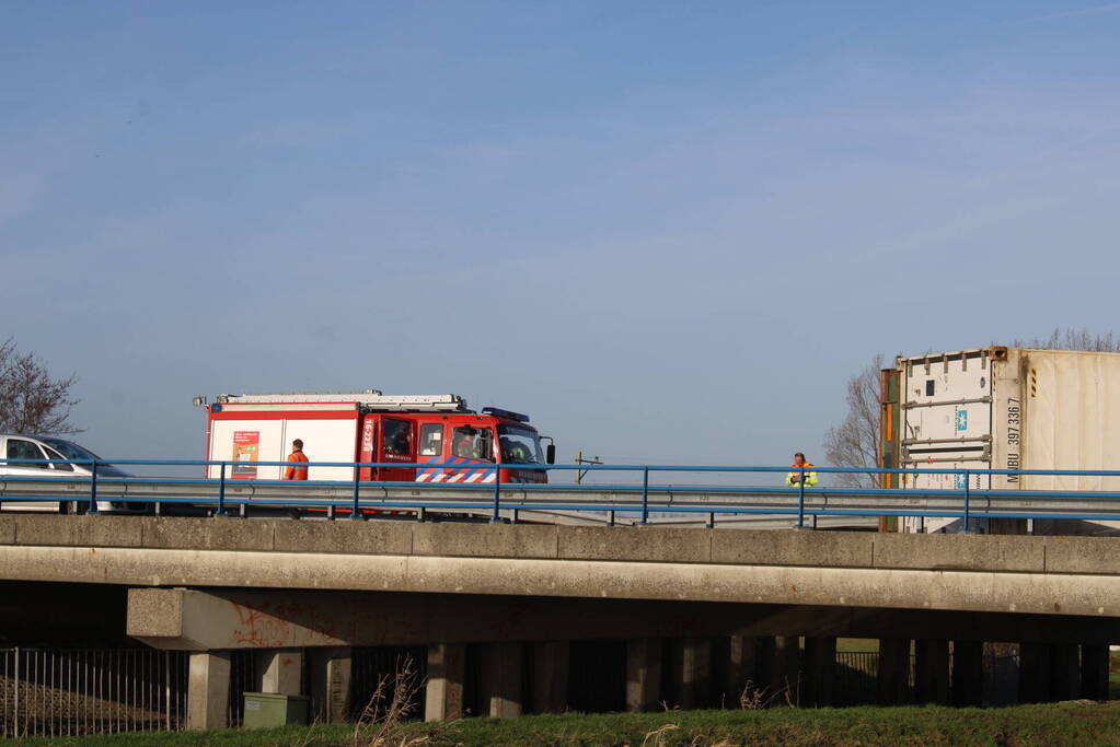 Vrachtwagen gekanteld na ongeval met auto