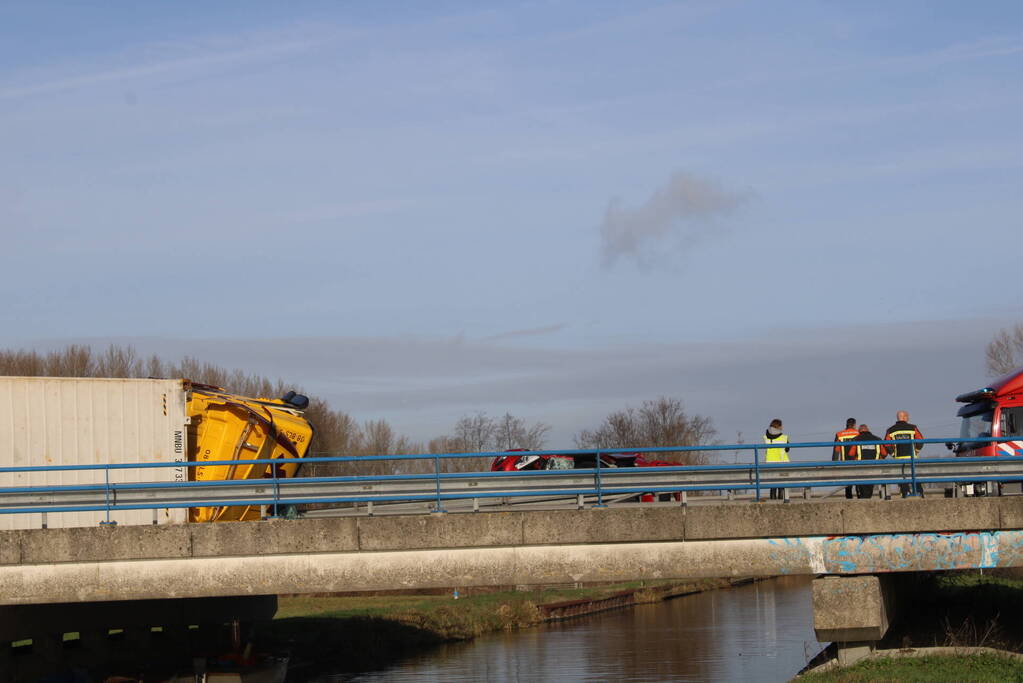 Vrachtwagen gekanteld na ongeval met auto