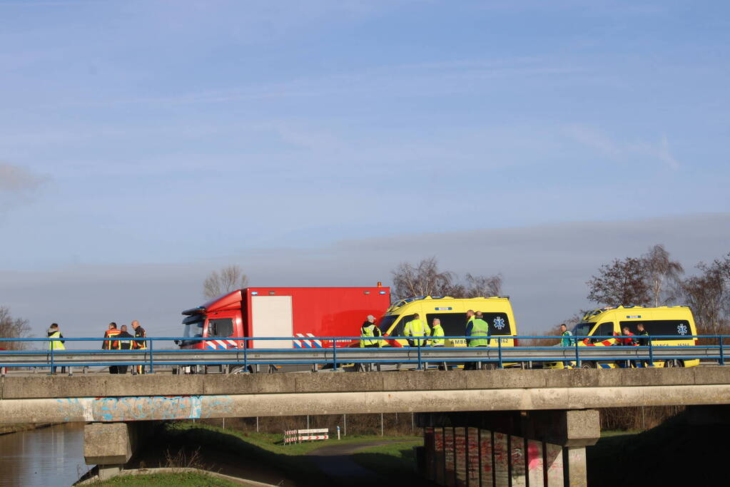 Vrachtwagen gekanteld na ongeval met auto