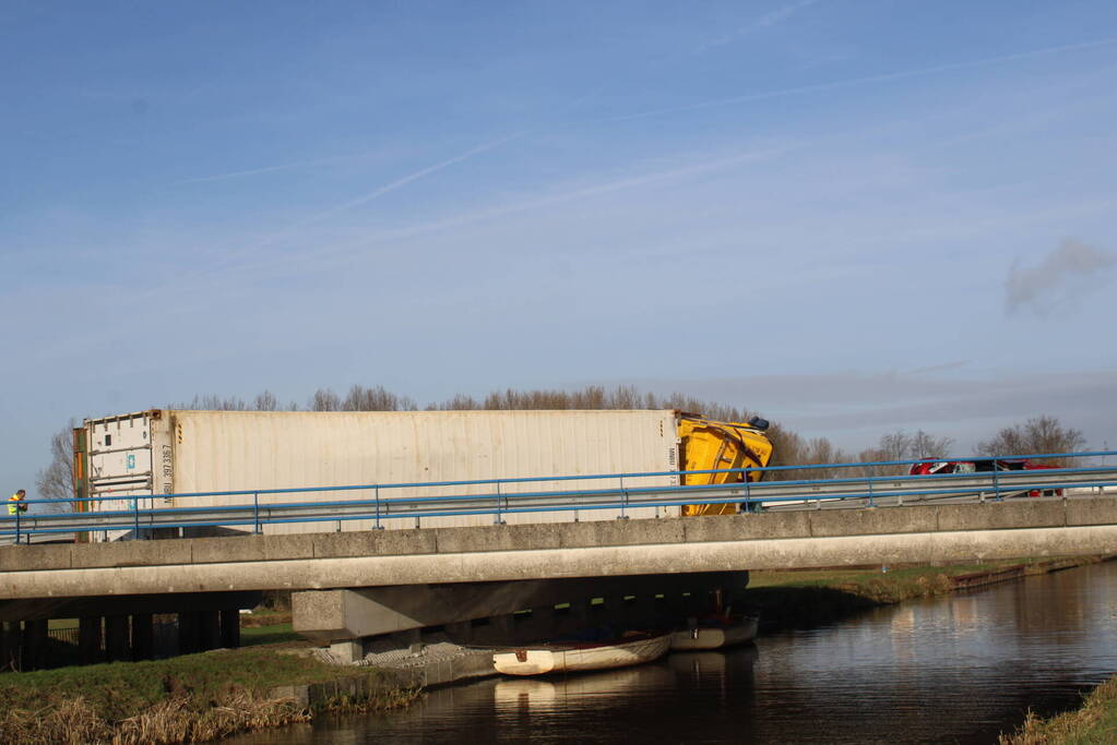 Vrachtwagen gekanteld na ongeval met auto