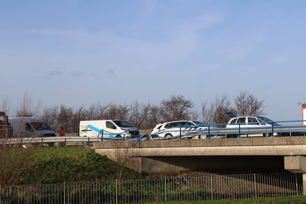 Vrachtwagen gekanteld na ongeval met auto