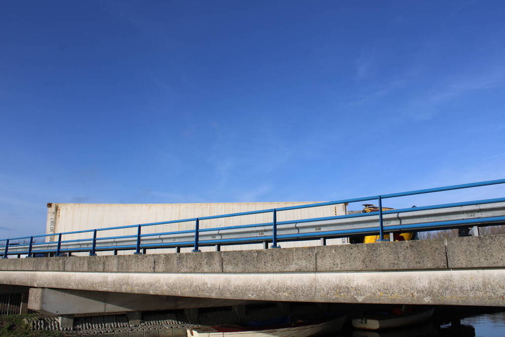 Vrachtwagen gekanteld na ongeval met auto
