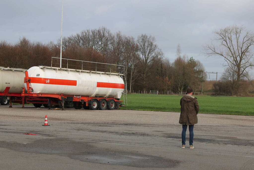 Drie tankers gedumpt op parkeerplaats