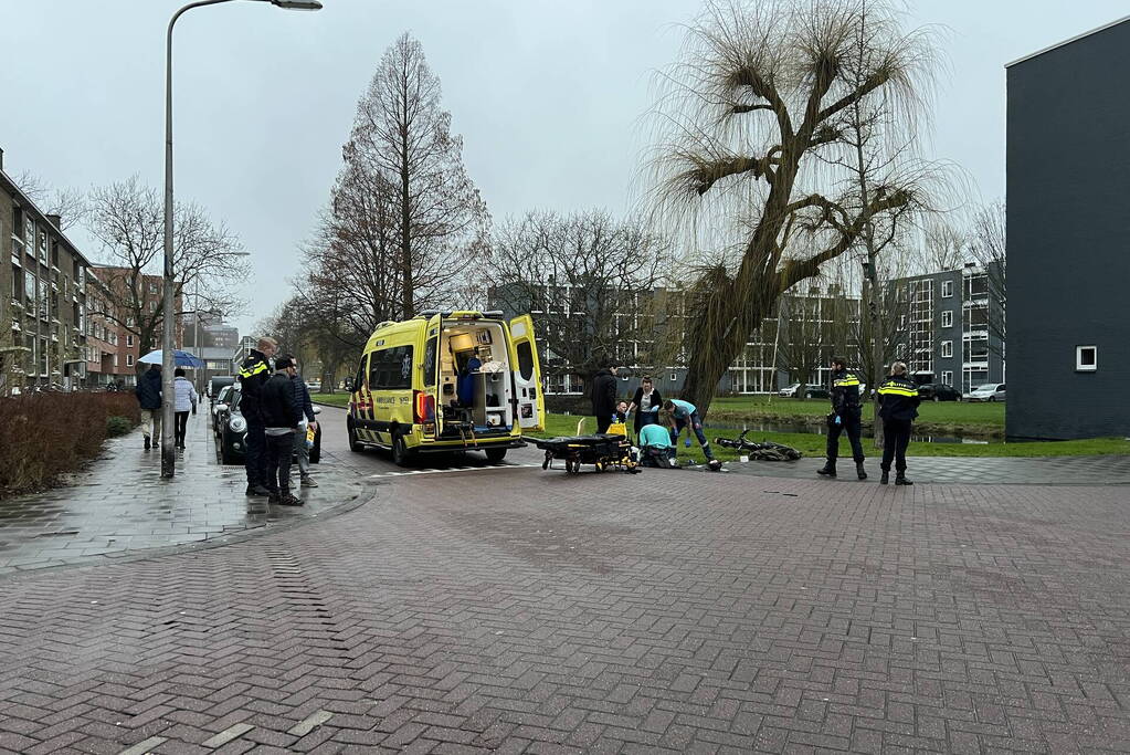 Fietser geschept door personenauto
