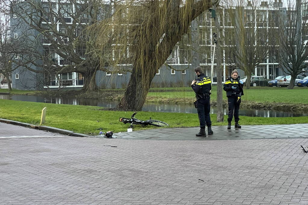 Fietser geschept door personenauto