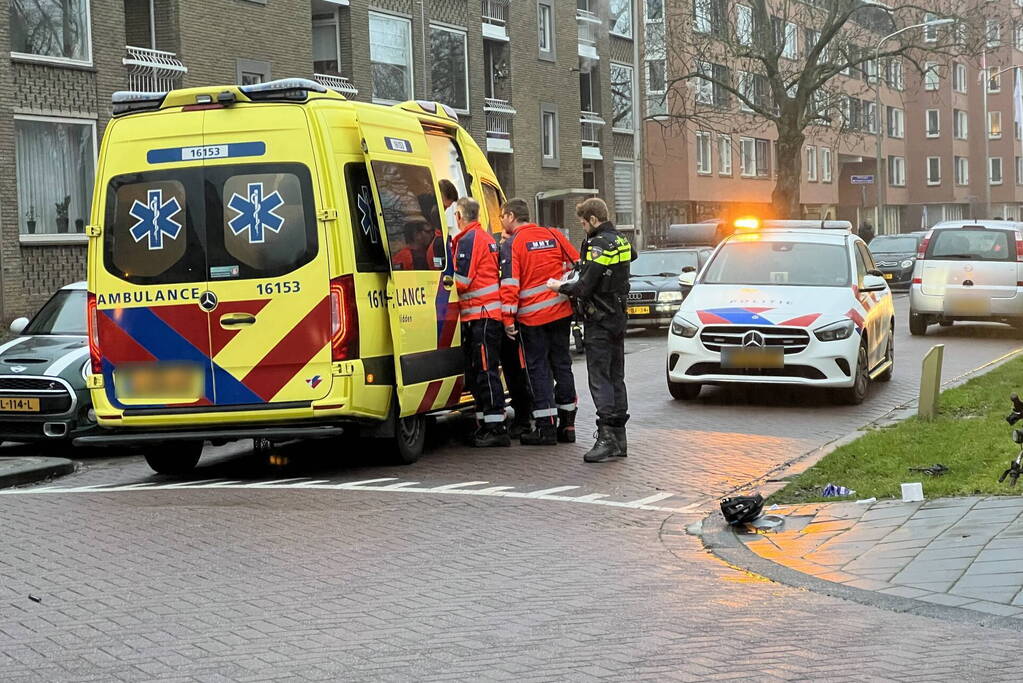 Fietser geschept door personenauto