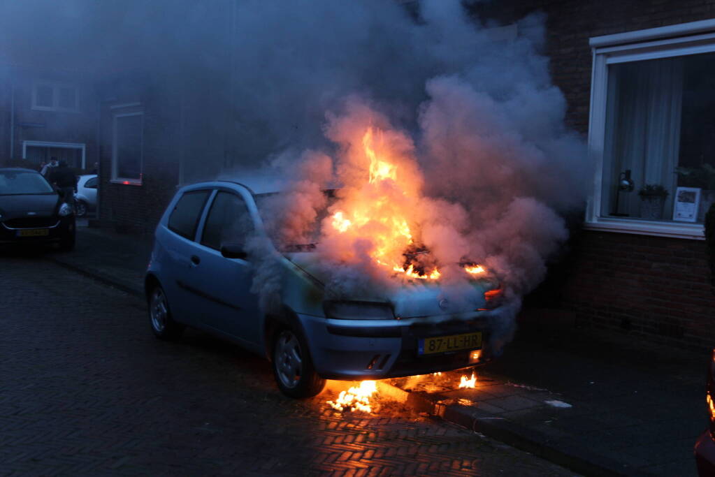 Auto brandt uit na blokje om
