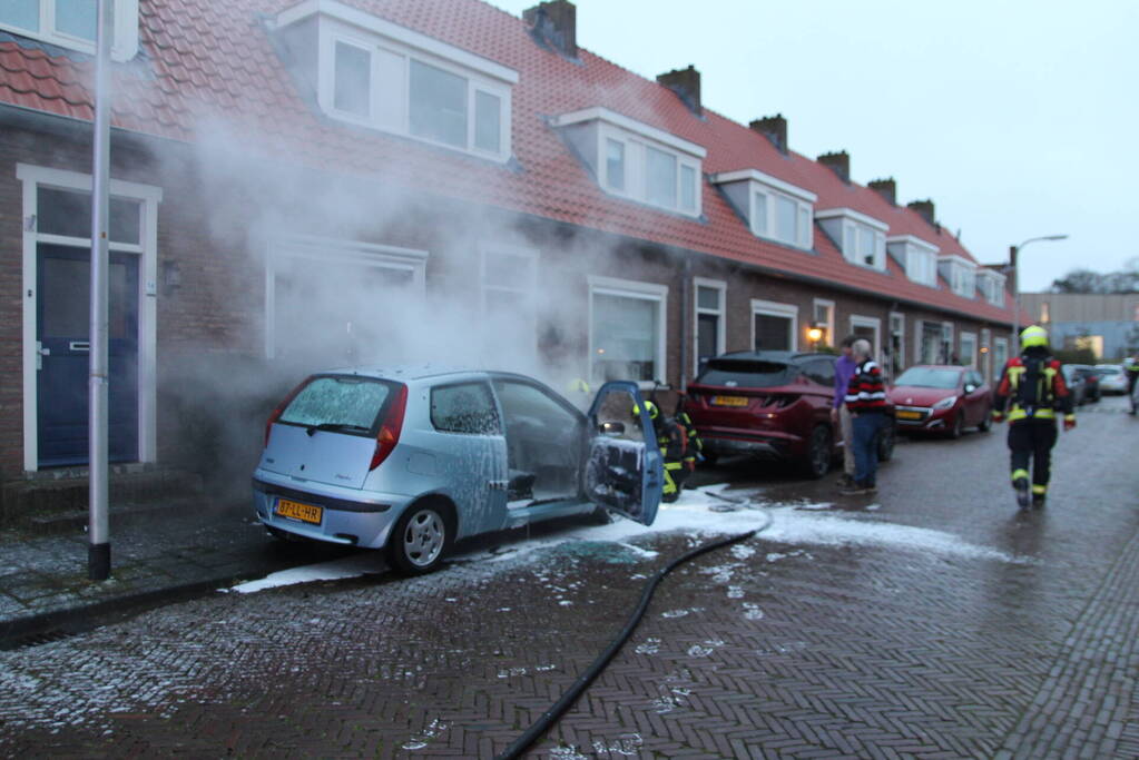 Auto brandt uit na blokje om