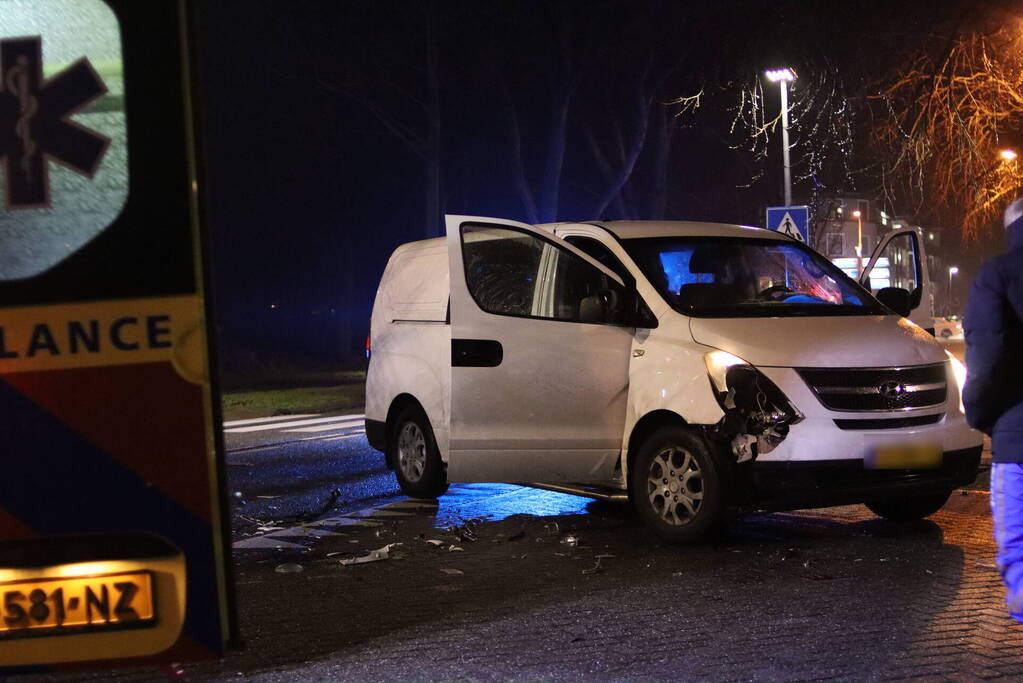 Veel schade na aanrijding met maaltijdbezorger