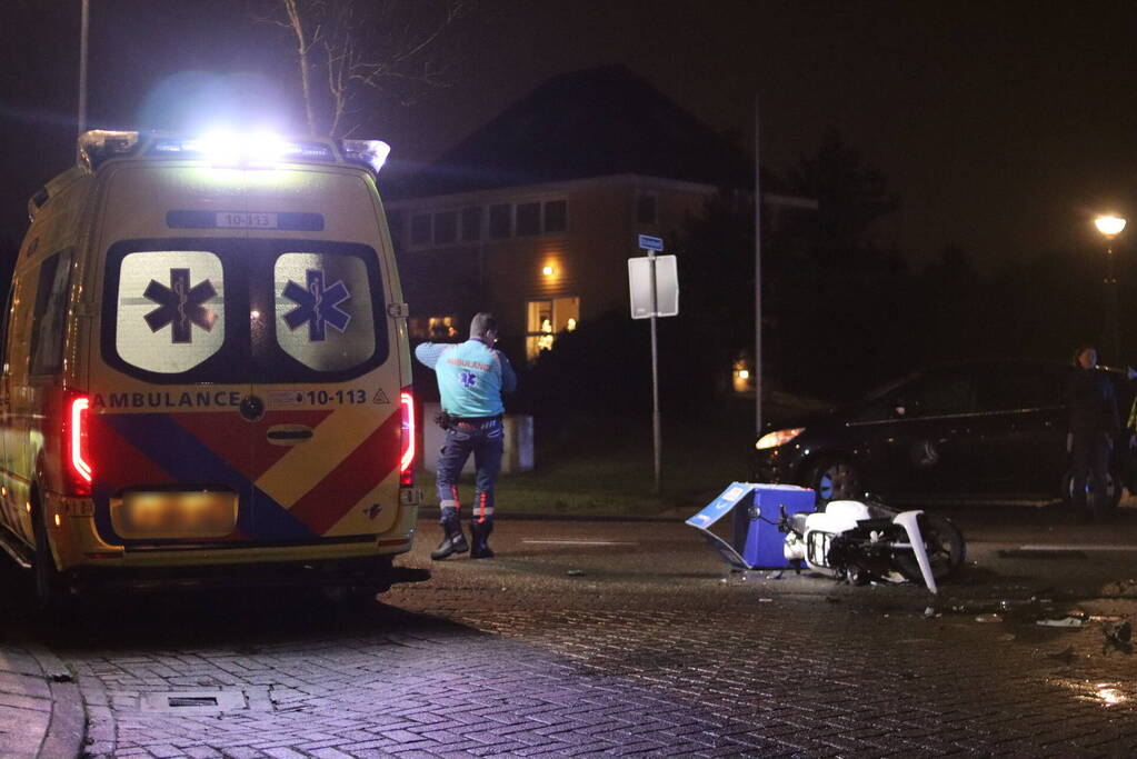 Veel schade na aanrijding met maaltijdbezorger