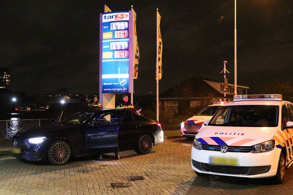 Persoon springt de Rijn in na stopteken politie