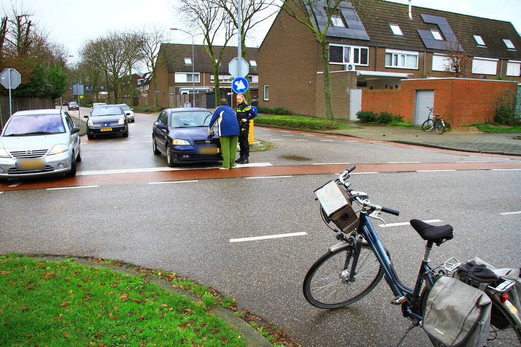 Automobilist botst met fietsster bij oversteken
