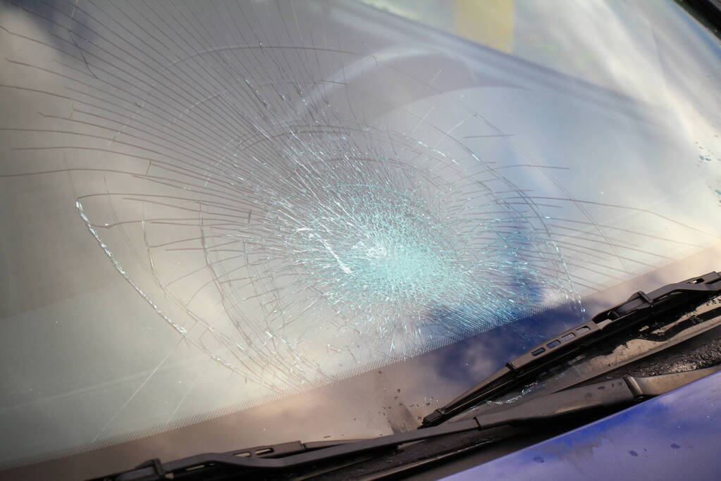 Automobilist botst met fietsster bij oversteken