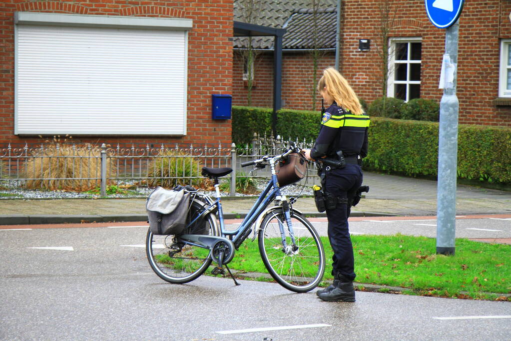 Automobilist botst met fietsster bij oversteken