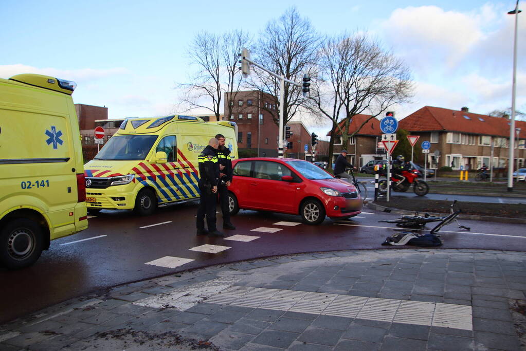 Fietser ernstig gewond bij botsing met auto
