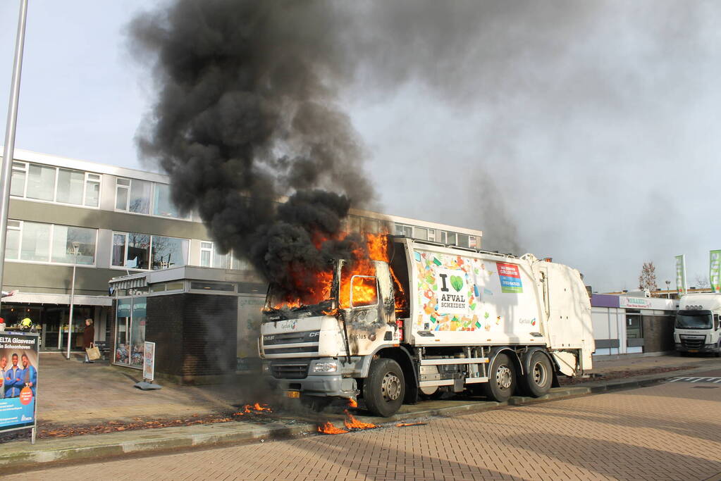 Cabine van vuilniswagen volledig uitgebrand