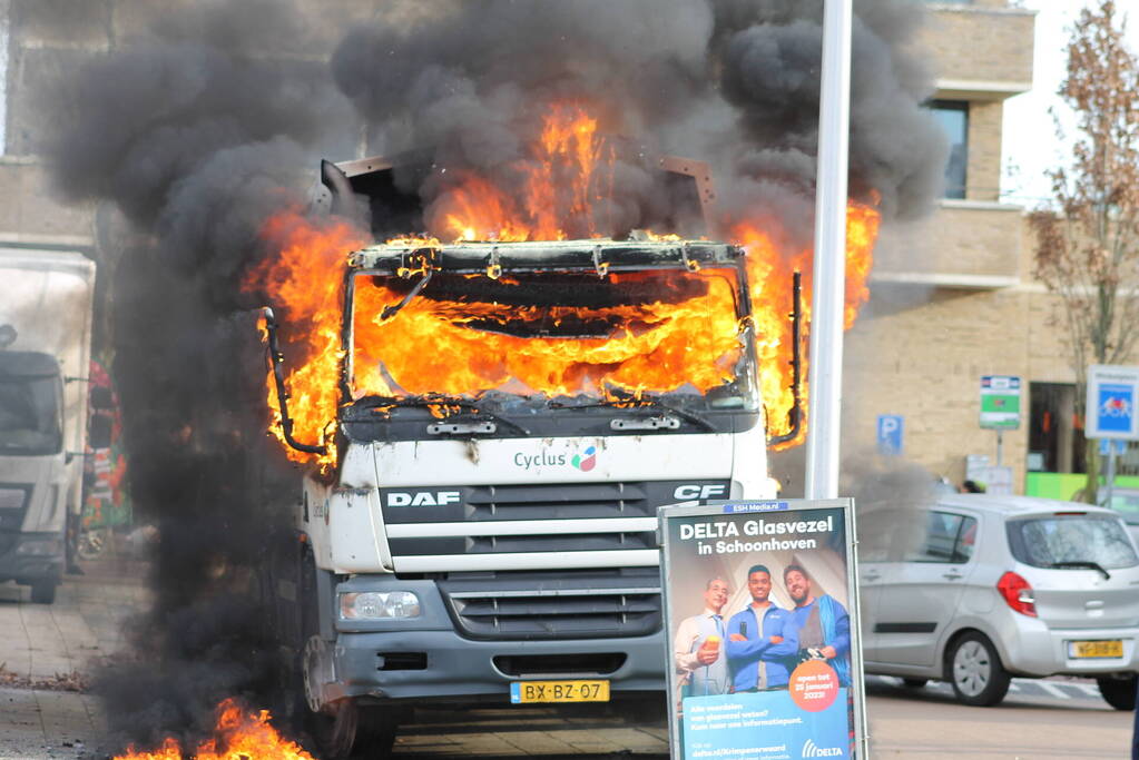 Cabine van vuilniswagen volledig uitgebrand