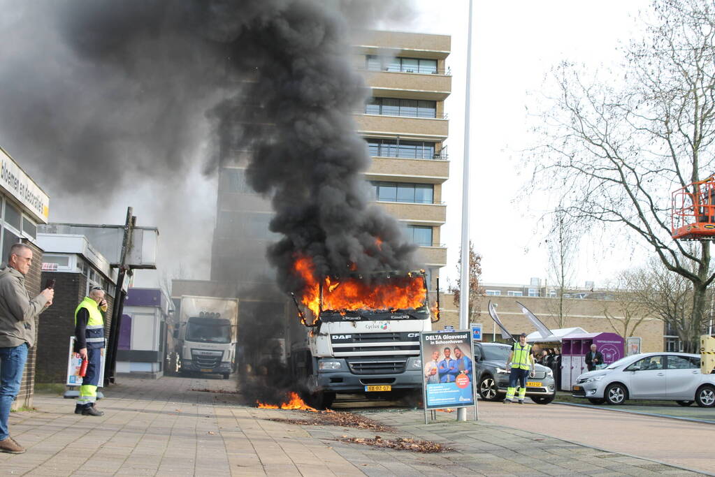Cabine van vuilniswagen volledig uitgebrand