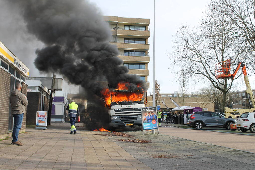 Cabine van vuilniswagen volledig uitgebrand