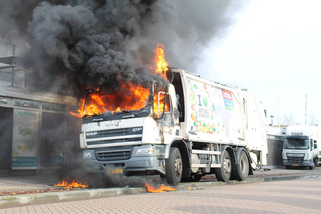 Cabine van vuilniswagen volledig uitgebrand