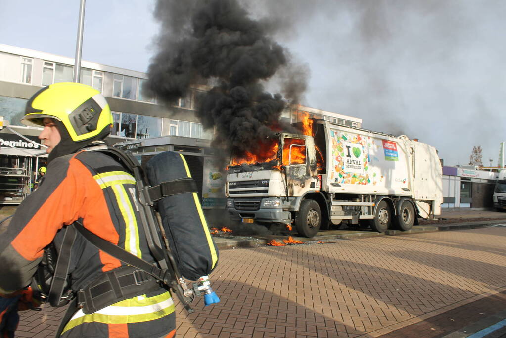 Cabine van vuilniswagen volledig uitgebrand