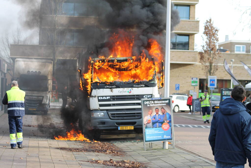 Cabine van vuilniswagen volledig uitgebrand