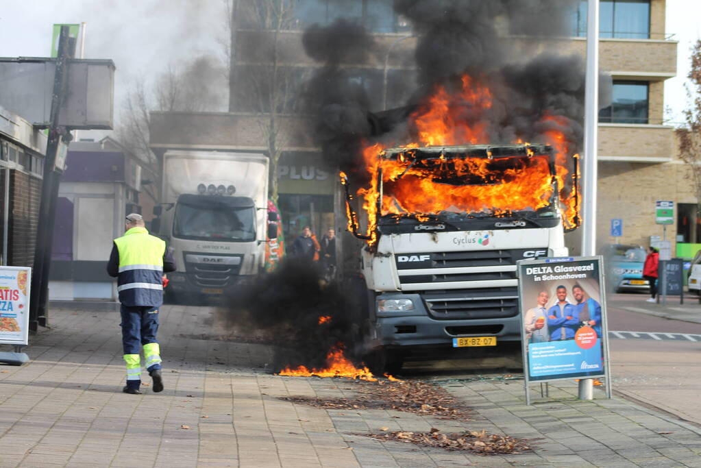 Cabine van vuilniswagen volledig uitgebrand
