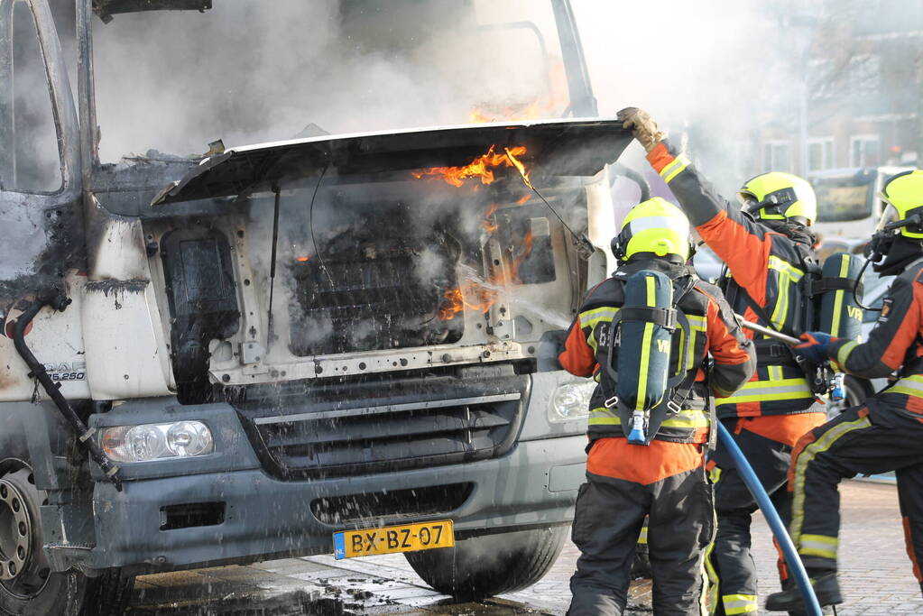 Cabine van vuilniswagen volledig uitgebrand