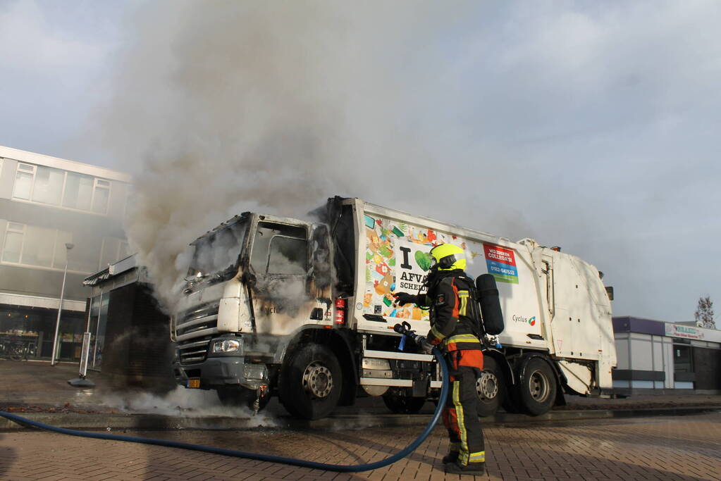 Cabine van vuilniswagen volledig uitgebrand