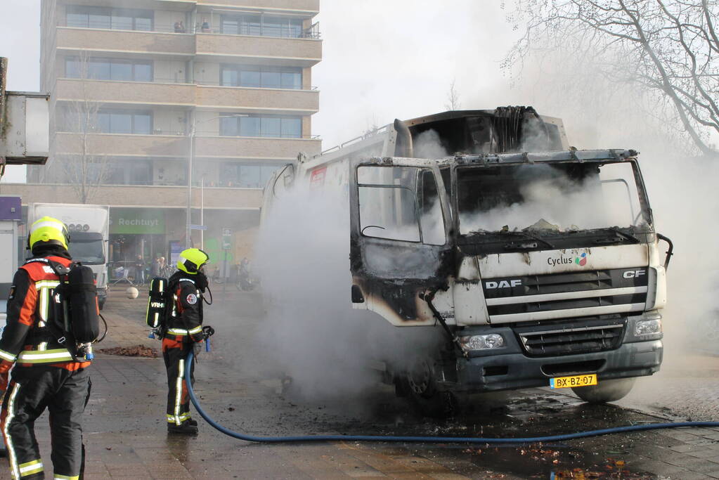 Cabine van vuilniswagen volledig uitgebrand