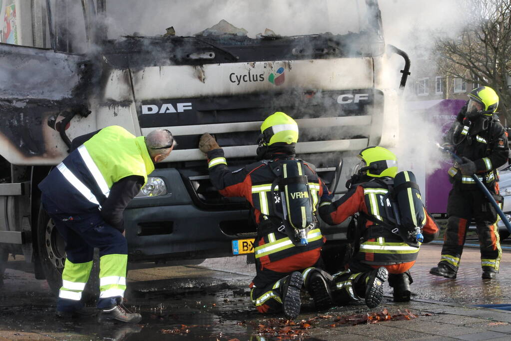 Cabine van vuilniswagen volledig uitgebrand