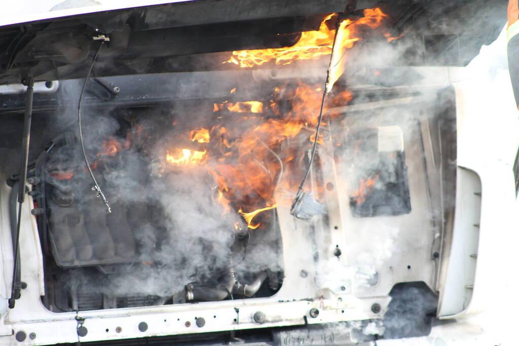Cabine van vuilniswagen volledig uitgebrand