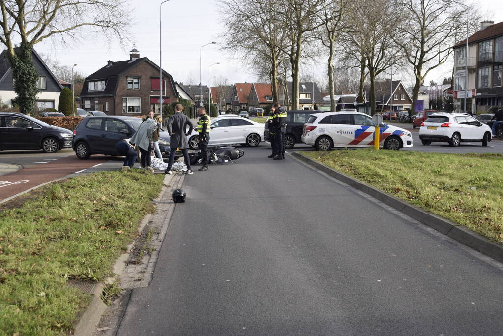 Scooterrijdster gewond bij aanrijding