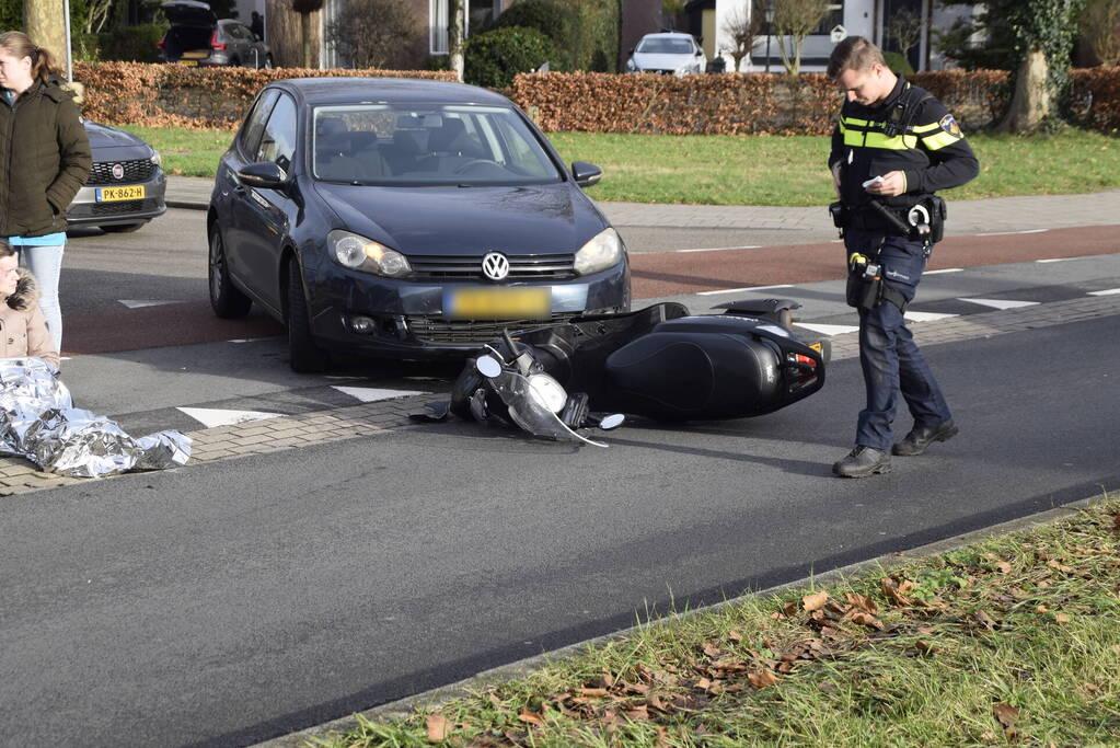 Scooterrijdster gewond bij aanrijding