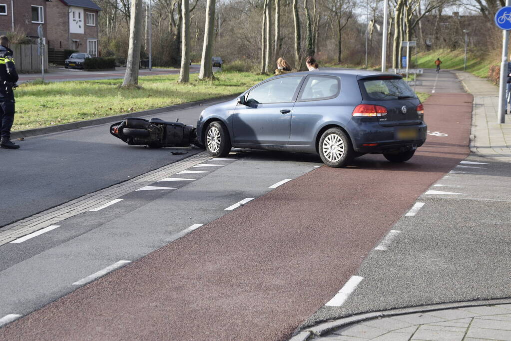 Scooterrijdster gewond bij aanrijding