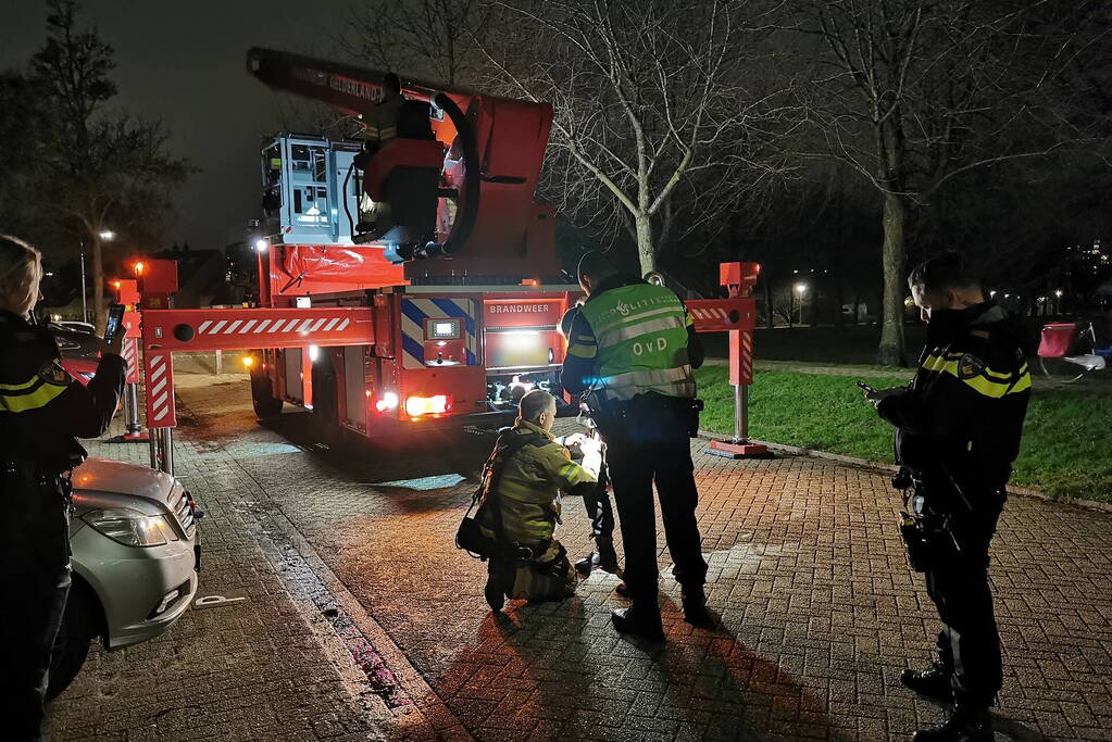 Persoon klimt op dak van woning