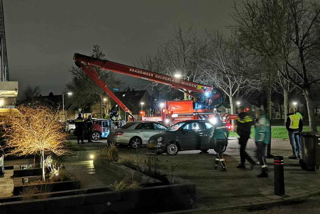 Persoon klimt op dak van woning