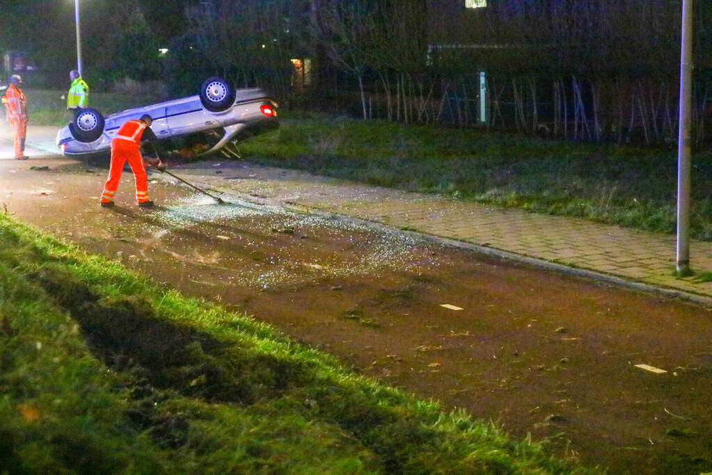 Gewonde nadat auto over de kop vliegt