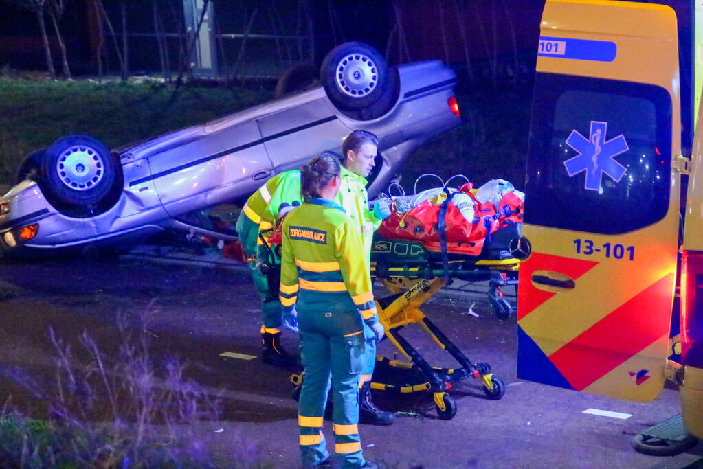 Gewonde nadat auto over de kop vliegt