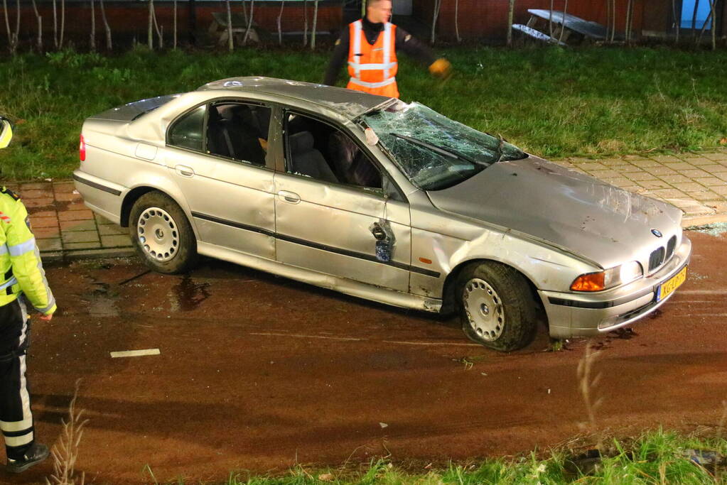 Gewonde nadat auto over de kop vliegt